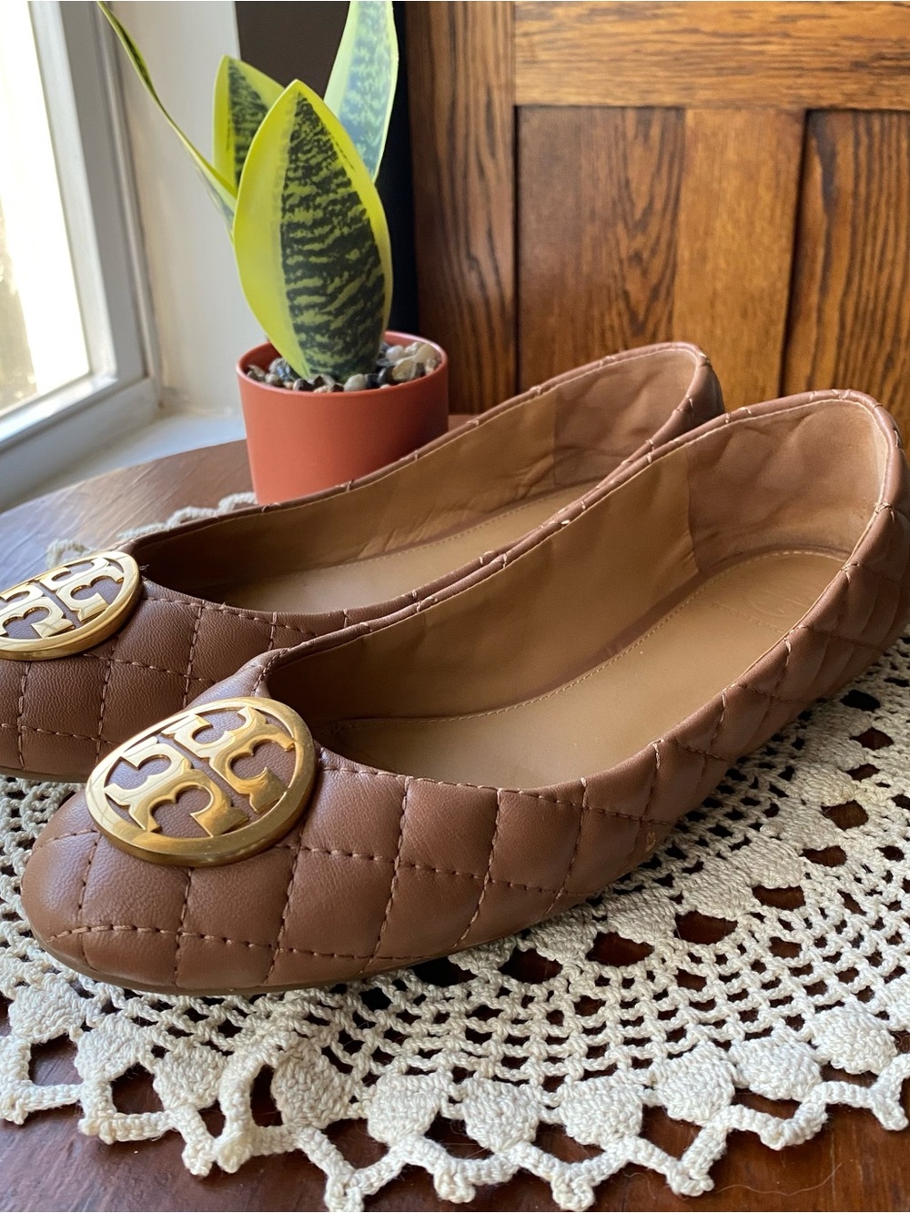 Tory Burch Quilted Brown Ballet Flats with Decorative Gold Emblem. Womans 8.5